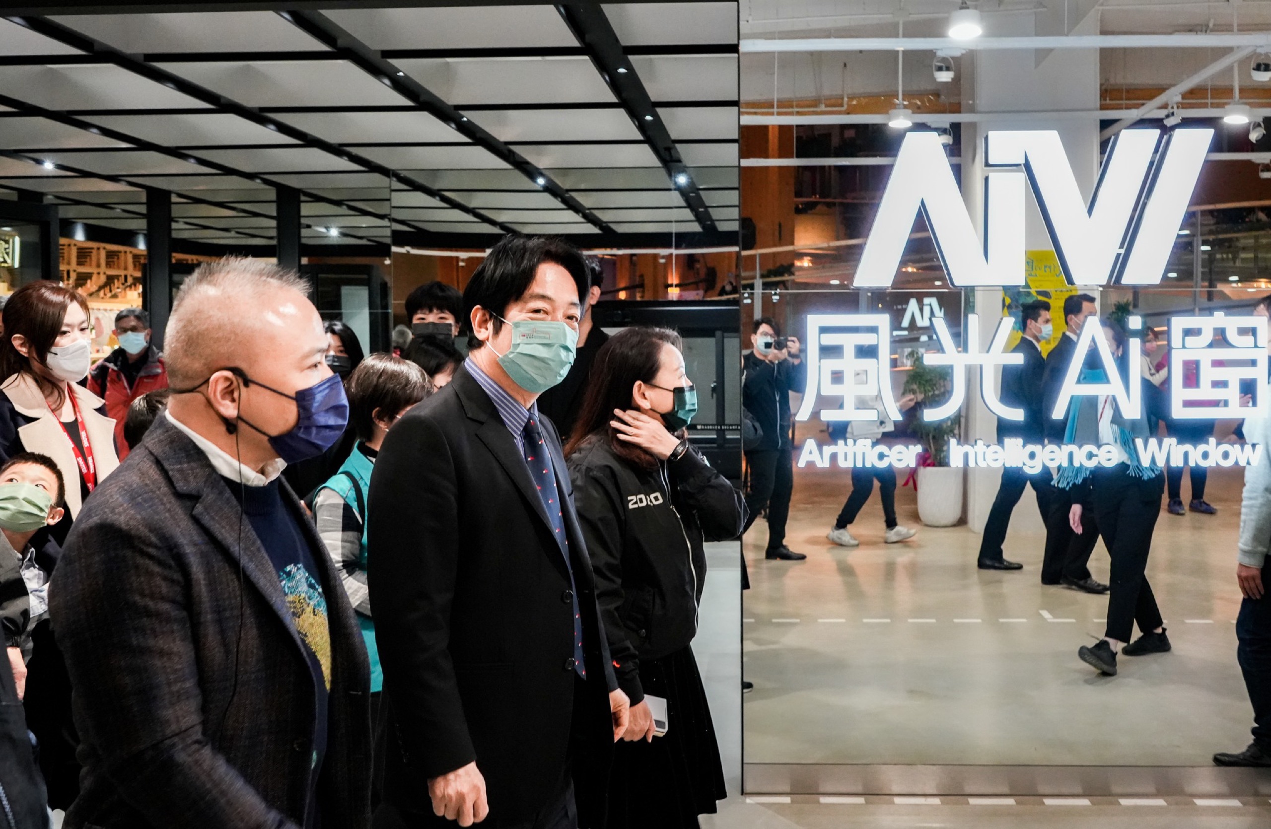 重量級貴賓蒞臨風光Ai窗老虎城體驗館，發光品牌招牌「風光Ai窗 Artificer Intelligence Window」為背景，隨行媒體同行採訪
