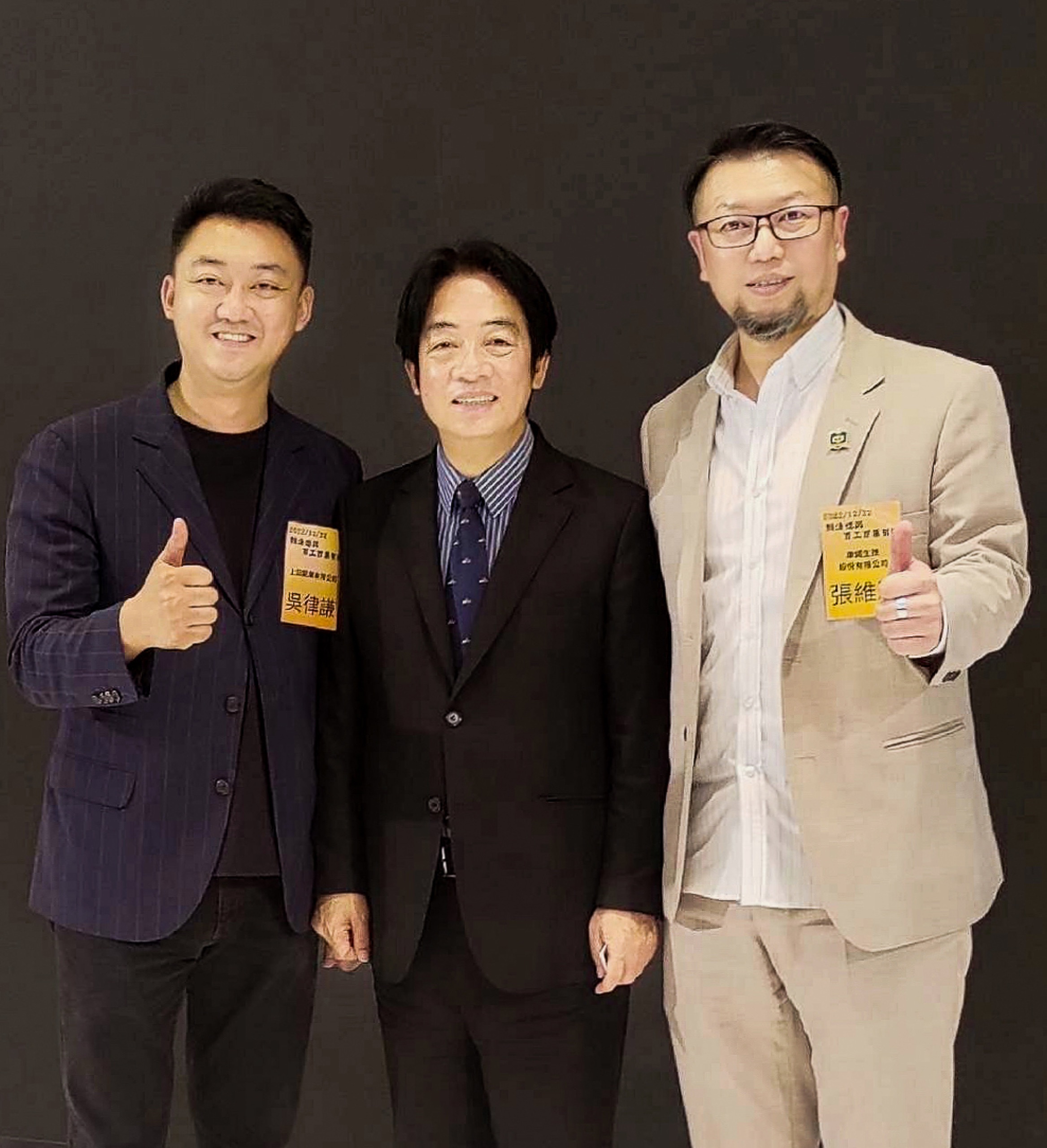 百工百業座談會合影(2022/12/22):上田鋁業吳律謙(左)與來賓合影