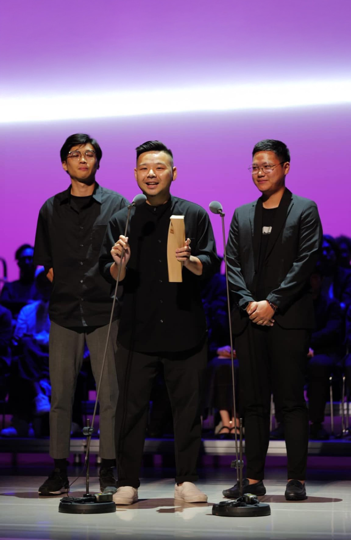 2024 TID Award 頒獎典禮：設計團隊上台領獎並致詞，手持木質獎座