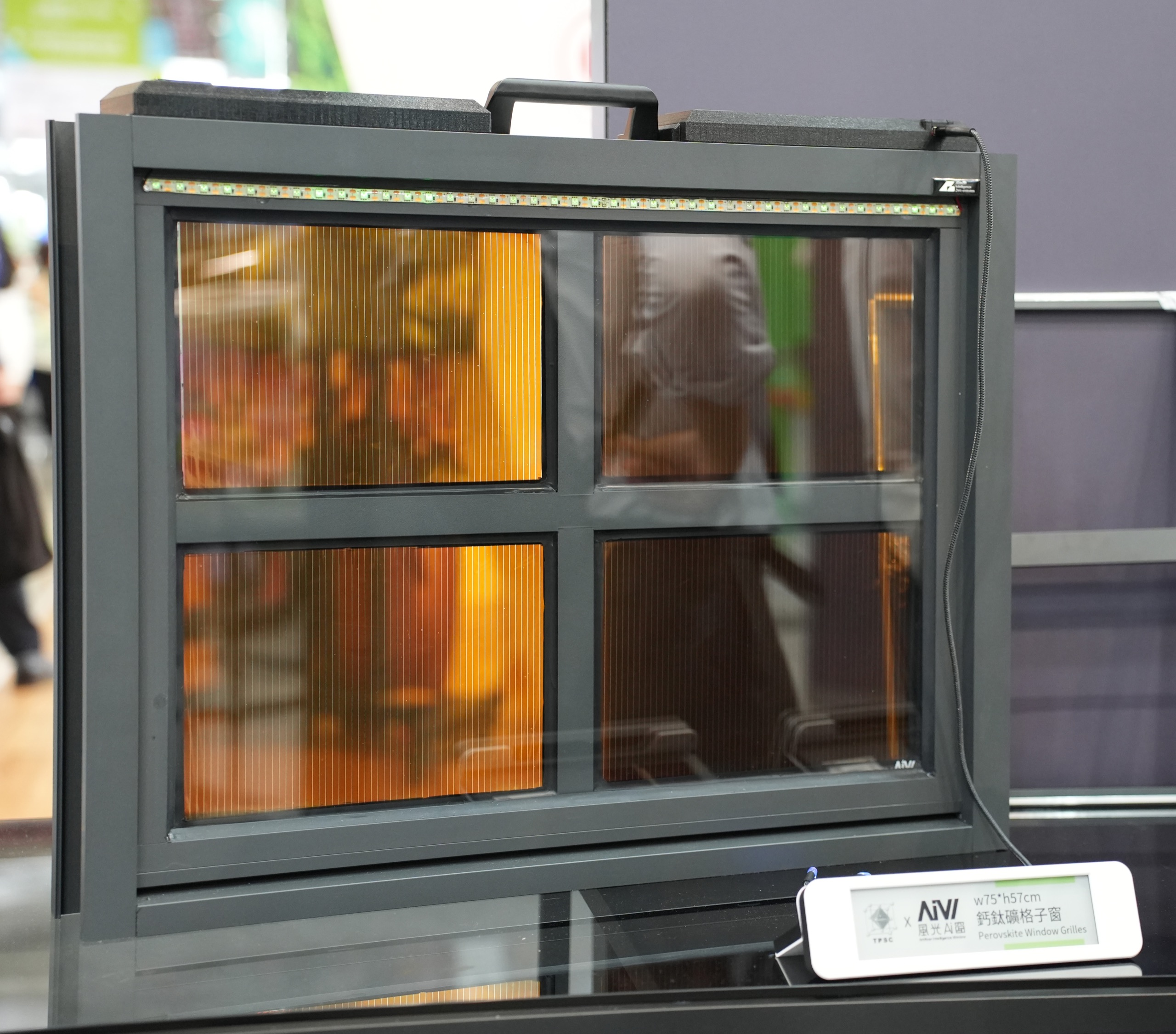 TPSC X 風光Ai窗「鈣鈦礦格子窗」（Perovskite Window Grilles）實品，尺寸 w75×h57cm，四格窗扇中兩格為橘金色鈣鈦礦發電玻璃