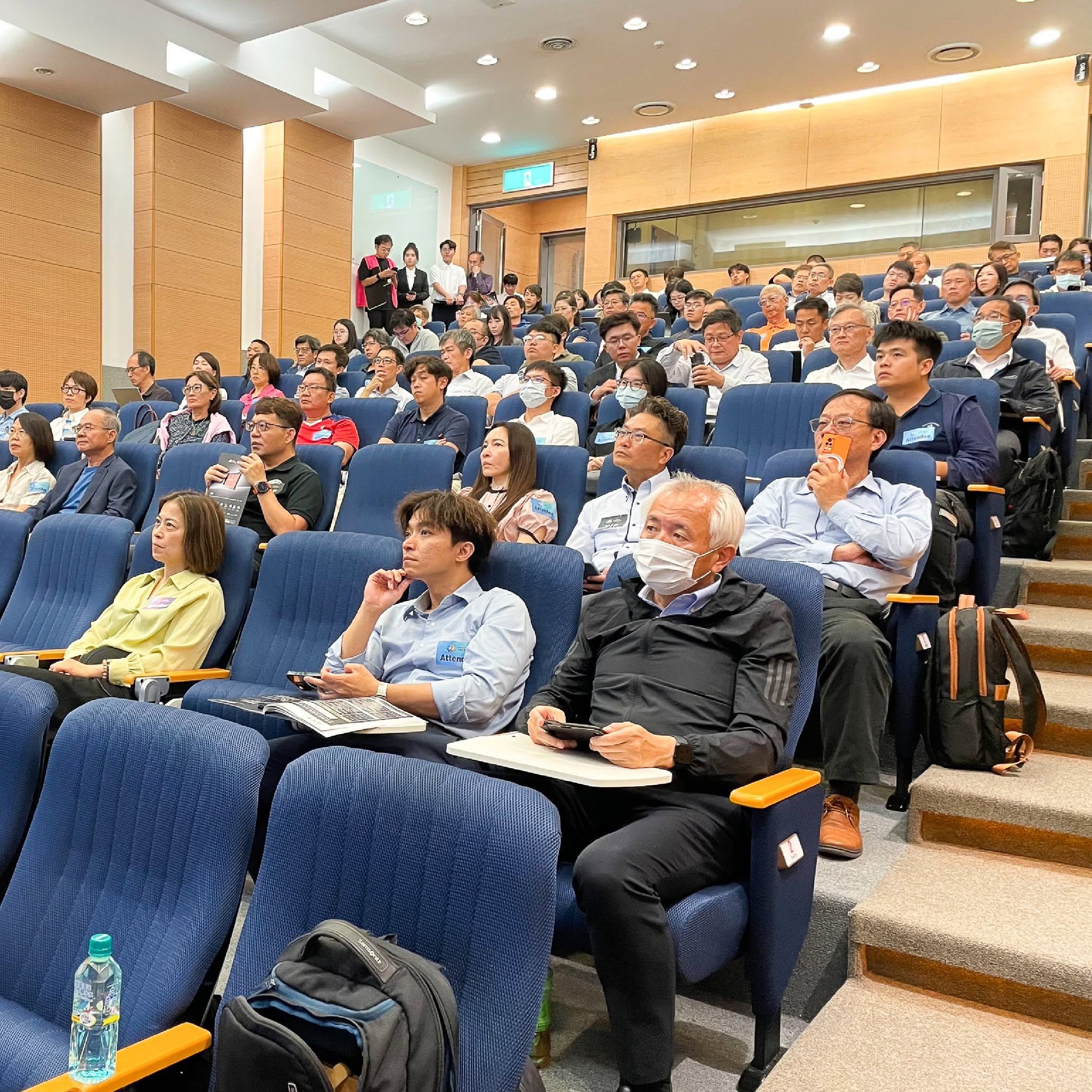 第五屆台灣鈣鈦礦技術暨應用論壇會場，長庚大學階梯教室座無虛席，與會者配戴 Attendee 識別證聆聽演講