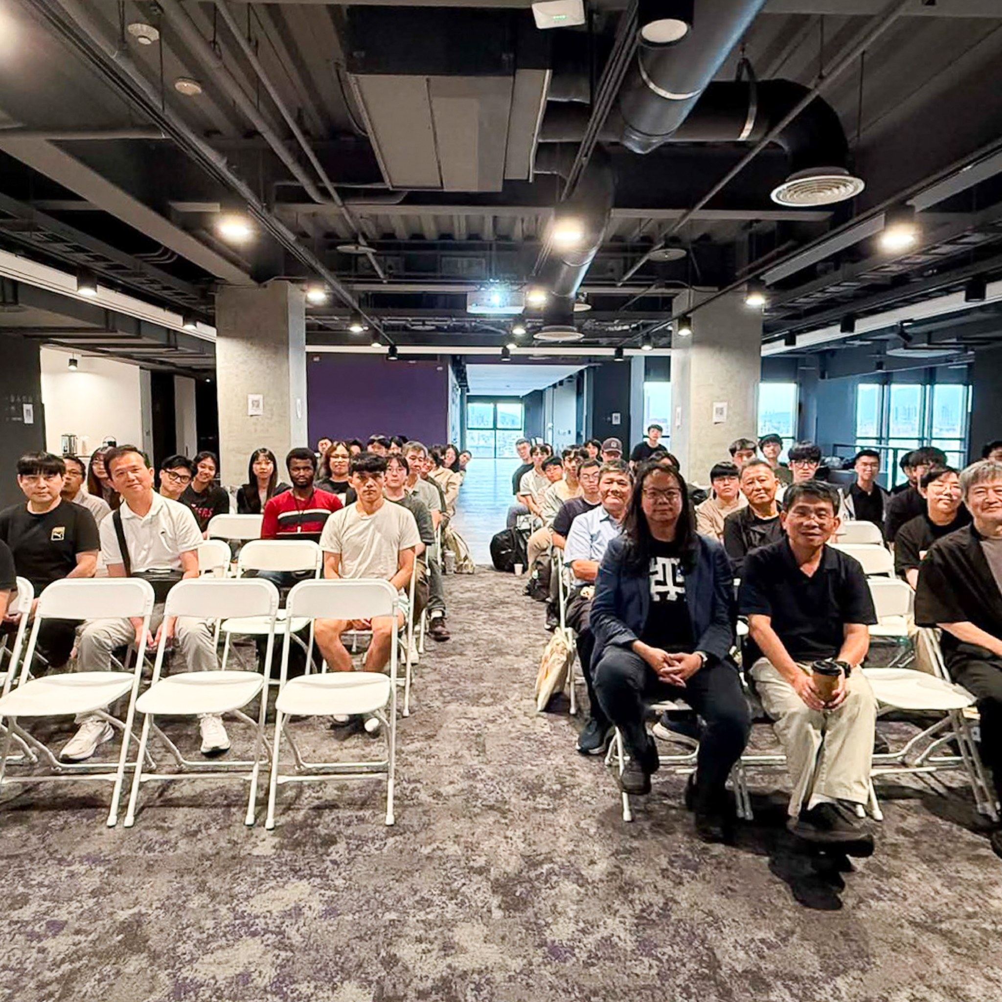 國家地震工程研究中心與臺灣大學土木系合設 AI 中心的分享會場，約五十位師生坐在座位上聆聽專題分享